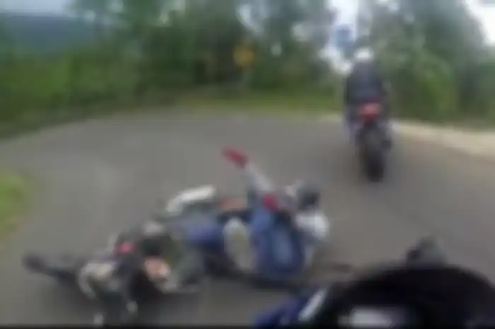 Biker Honda CB150R terjatuh