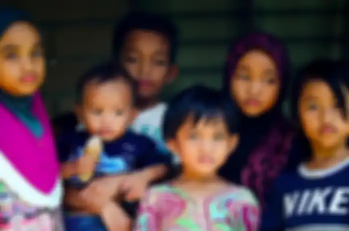 Diketahui anak sulung dari keenam orang bersaudara itu baru berusia 12 tahun, dan anak yang bungsu baru berusia satu setengah tahun.