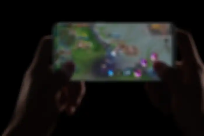 Ilustrasi main game di smartphone