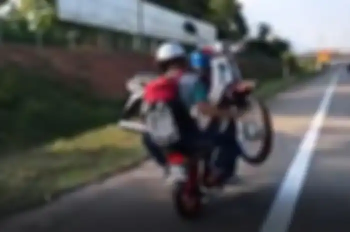 Ban Pecah, Cowok Ini Bonceng Temennya Sambil Pangku Motor Sejauh 82 km