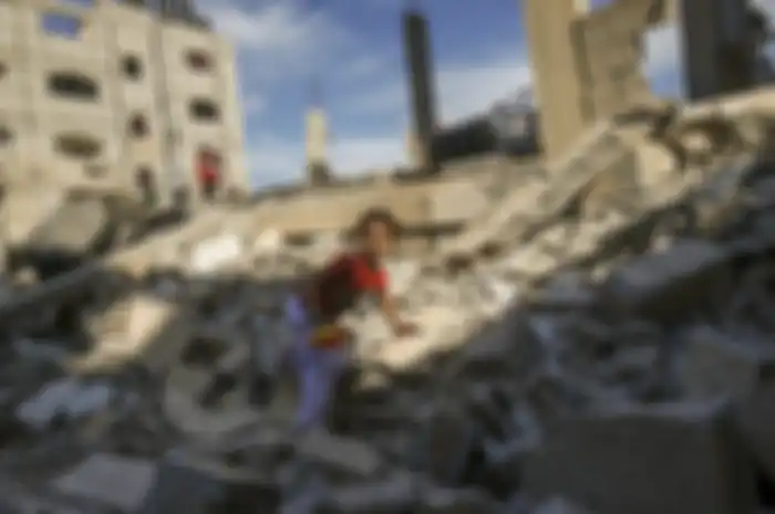 Seorang anak perempuan warga Palestina memanjat sisa-sisa bangunan yang hancur akibat serangan udara yang dilancarkan Israel terhadap Rafah di Jalur Gaza, Minggu (5/5/2019). Hubungan Israel dan Palestina kembali memanas dengan keduanya saling melemparkan serangan udara serta ''meruntuhkan'' negosias