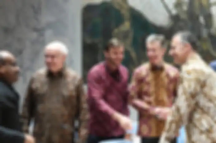 Utusan Khusus Republik Dominika untuk PBB Jose Singer Weisinger (dua kiri), Koordinator Politik Misi Perancis untuk PBB Antoine Michon (tengah), dan Duta Besar Jerman untuk PBB Christoph Heusgen (dua kanan) mengenakan batik saat menghadiri sidang Dewan Keamanan PBB di New York Selasa (7/5/2019). 