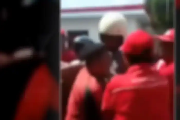 Pemotor hampir adu jotos di SPBU