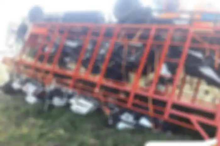 Truk pengangkut puluhan Harley-Davidson terbalik di tol Cipali