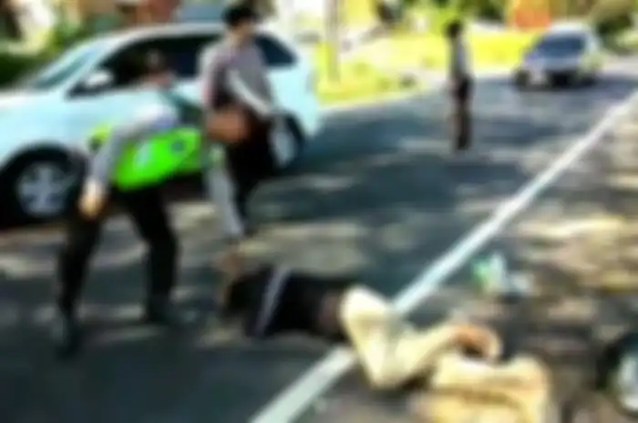 Seorang pria tua menangis dan guling-guling di aspal saat ditilang polisi.