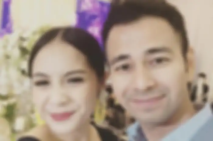 Raffi Ahmad tiba-tiba mengakui bahwa penghasilan Gigi, sapaan akrab Nagita Slavina istrinya, lebih besar darinya.