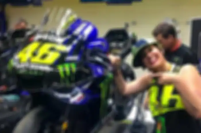 Patricia berpose dengan YZR-M1 Valentino Rossi