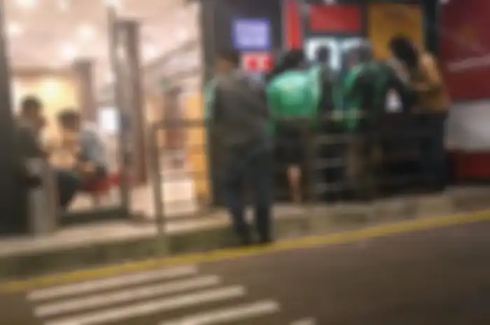 Antrian driver ojek online membeli makan 