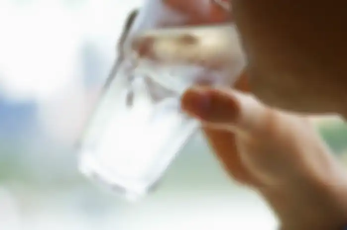 Istrinya, mengatakan sesampainya di rumah dia minum segelas air dingin. Tak lama kemudian dia merasakan sakit dada.