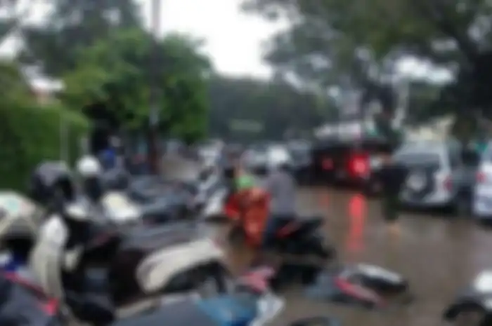 Belasan motor terendam banjir di Tangerang Selatan