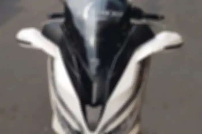 Honda PCX 150 lokal makin gagah pakai windshield dan spion LED.