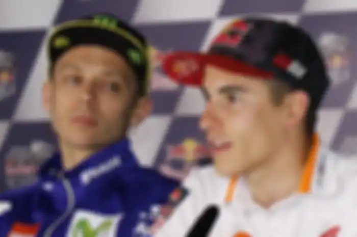 Ilustrasi. Valentino Rossi dan Marc Marquez kompak lelang helm dan sepatu balap, segini harganya.
