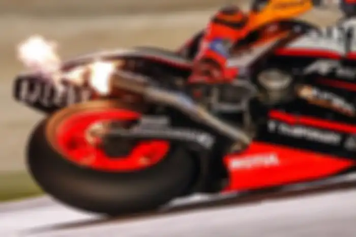 Knalpot SC Project motor Stefan Bradl mengeluarkan api