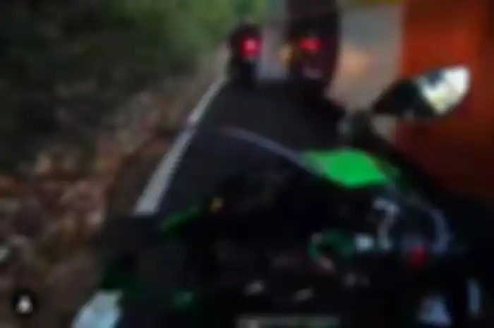 Triump Daytona 675 dan Kawasaki Ninja ZX-10R hampir tabrakan dengan bus
