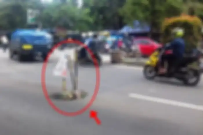 Rambu jalan berlubang buatan warga