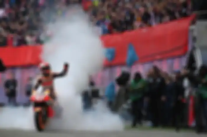 Marc Marquez bikin geger penonton satu stadion sepak bola di Red Bull Arena Leipzig dengan aksi burn-out motor MotoGP