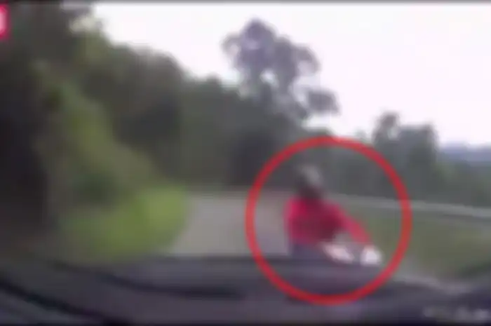 Detik-detik pengendara Honda BeAT adu banteng dengan Toyota Fortuner