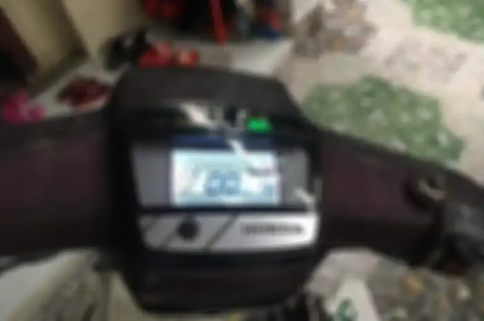 Instrumen digital aftermarket terpasang di Honda Astrea Prima