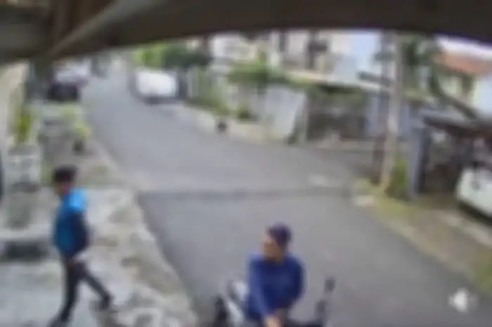 Dua orang maling motor sedang beraksi