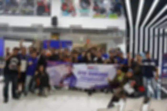 Komunitas pengguna motor Yamaha yang merupakan pendukukung Galang Hendra Pratama mengadakan buka puasa bersama di Flagship Shop, Cempaka Putih, Jakarta.