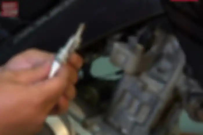 Lepas busi juga jadi salah satu tips mengamankan motor saat ditinggal liburan.