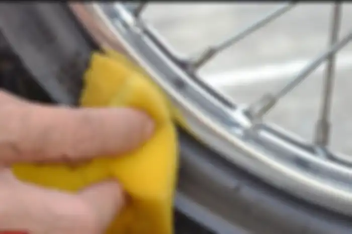 Semir ban motor ternyata bikin permukaan ban cepat tipis.