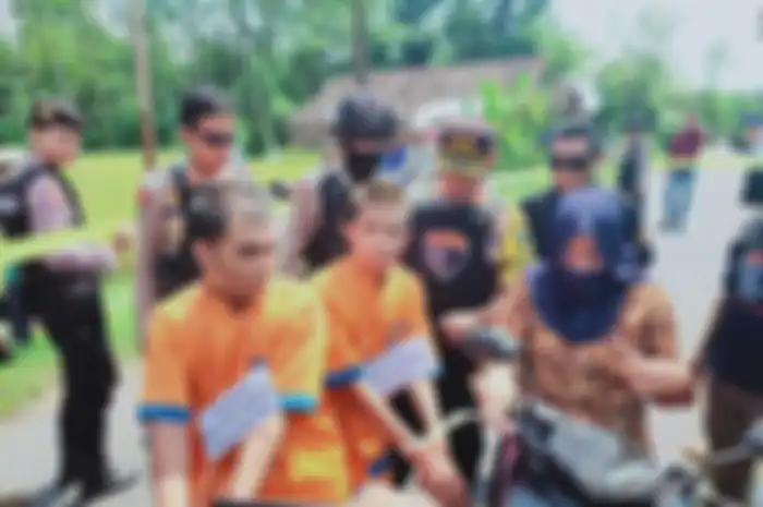 Kapolres Lumajang AKBP Muhammad Arsal Sahban bersama Kasat Reskrim Polres Lumajang AKP Hasan Cobra lakukan release begal motor di Desa Sumberejo Kecamatan Candipuro Kabupaten Lumajang, Rabu (15/5/2019).