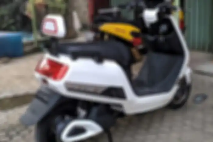E-MAX parkir disamping Yamaha NMAX 
