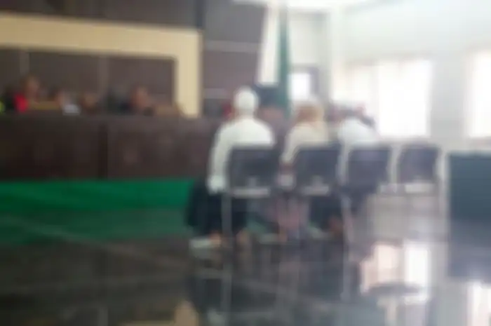 Bahar bin Smith (tengah) dan kedua rekannya tengah duduk di kursi pesakitan.