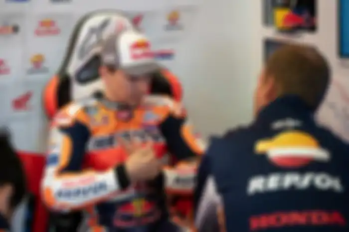 Pembalap Repsol Honda, Jorge Lorenzo, sedang berdiskusi dengan timnya pada seri MotoGP Prancis 2019.