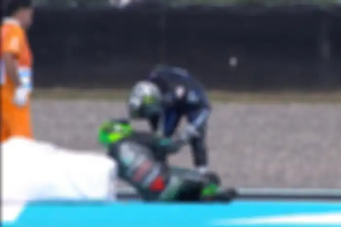 Maverick Vinales menghampiri Franco Morbidelli yang menyodokknya saat raceday MotoGP Argentina (2/4/2019) lalu