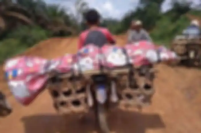 Viral jenazah diangkut menggunakan motor karena jalan rusak