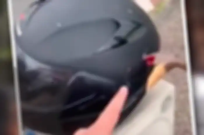 Diserang geng motor, sebuah palu masih tertancap di helm sang korban