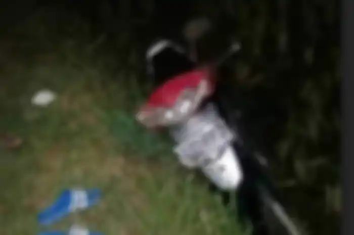 Sepeda motor Suzuki Shogun yang diduga milik maling kambing tertinggal di sawah