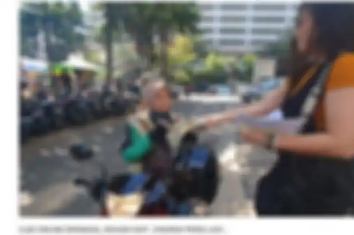 Wulan Guritno sedang memberi uang kepada driver ojol wanita