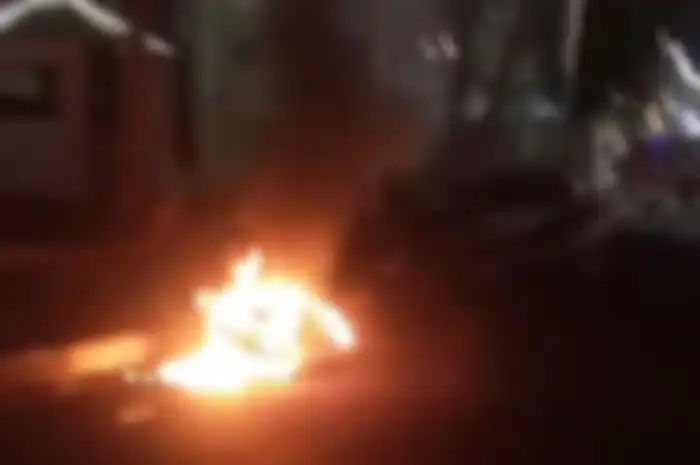 Motor terbakar kabarnya akibat tawuran peserta sahur on the road