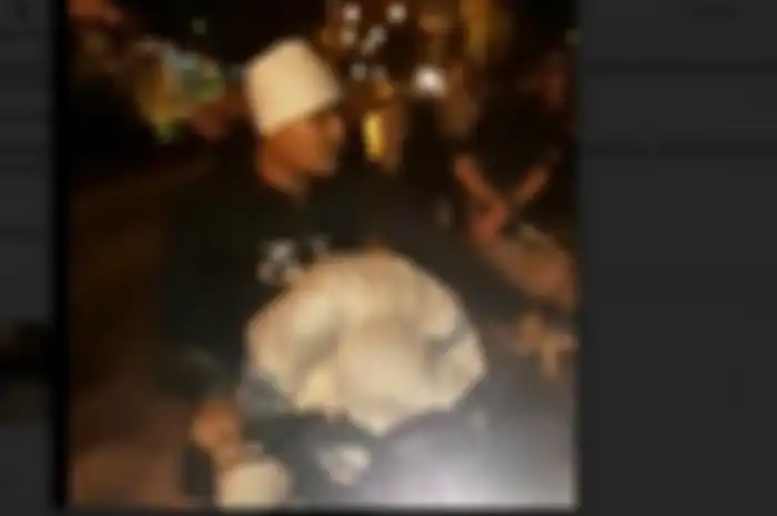 Hantu pocong ditangkap dan diangkut naik motor oleh anggota Polsek Pemalang