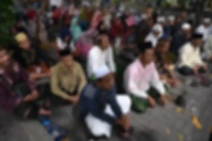 Umat Islam berdoa ketika berziarah di kompleks Makam Sunan Ampel di Surabaya, Jawa Timur, Minggu (26/5/2019) dini hari. Pada malam ke-21 bulan Ramadan, kawasan Masjid dan Makam Sunan Ampel tersebut ramai dikunjungi umat muslim untuk beribadah dan berharap mendapatkan berkah malam Lailatul Qadar.