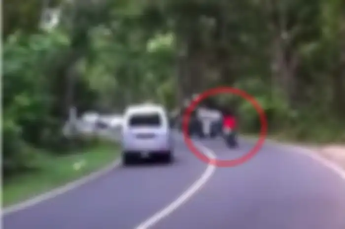 Pengendara motor hampir ditabrak iring-iringan komunitas mobil karena menyalip di garis putih tanpa putus-putus