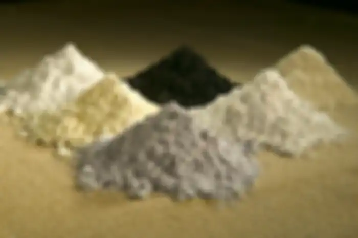 Tanah jarang, searah jarum jam dari pusat atas: praseodymium, cerium, lanthanum, neodymium, samarium dan gadolinium