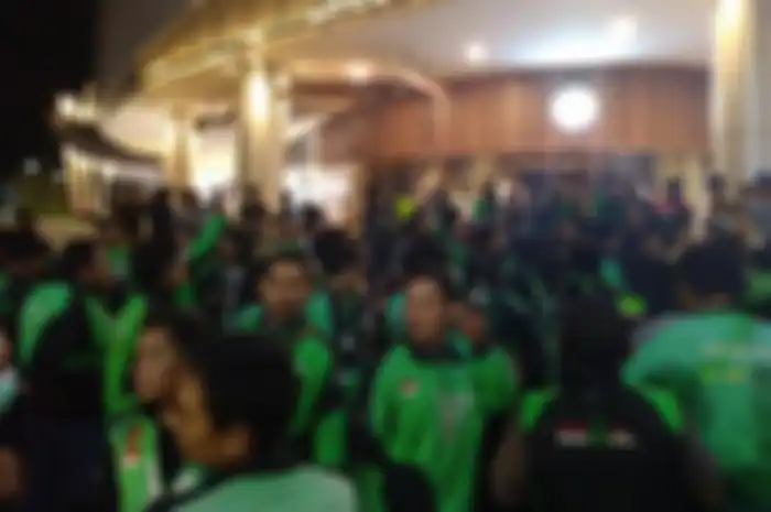 Puluhan driver ojol kepung security Cilegon Center Mall (CCM).