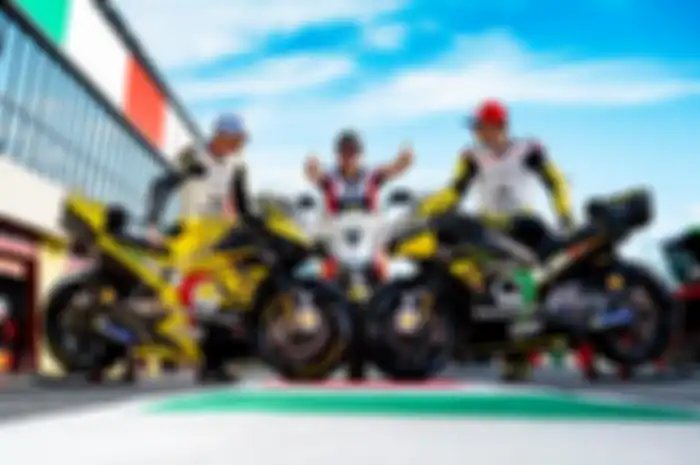 Jahilnya Cal Crutchlow (tengah) ganggu Jack Miller dan Francesco Bagnaia yang sedang melakukan sesi pemotretan jelang MotoGP Italia 2019