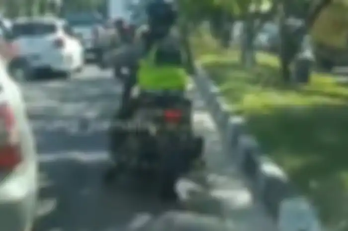Anggota Polantas Pekanbaru kawal wanita hamil mau melahirkan.