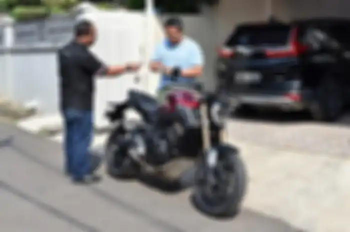 Pengiriman motor Honda CB650R ke konsumen