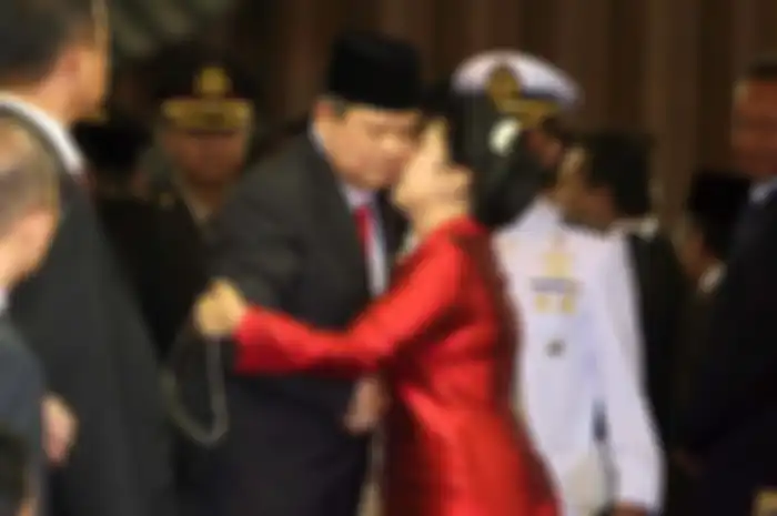 Pelantikan Presiden dan Wapres – Presiden Susilo Bambang Yudhoyono mendapat ucapan selamat dari Ibu Ani Yudhoyono seusai pelantikan Presiden dan Wapres periode tahun 2009-2014 pada Sidang Paripurna MPR, di gedung DPR/MPR, Jakarta, Selasa (20/10/2009).