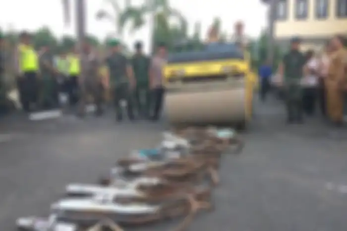  Wali Kota Banjar, Ade UU Sukaesih menaiki alat berat untuk memusnahkan kenalpot bising di halaman Mapolres Banjar, Selasa sore (28/5/2019).