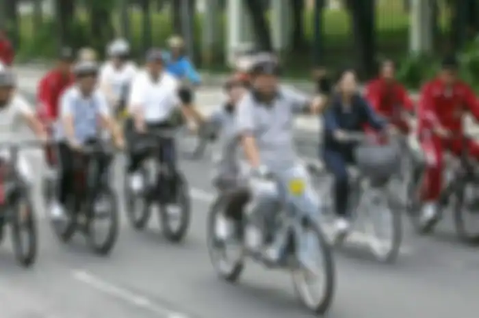 Presiden Susilo Bambang Yudhoyono berboncengan dengan Ny Ani Yudhoyono, bersepeda santai di Jalan protokol Medan Merdeka Barat, Jakarta, Jumat (20/6/2008) pagi.