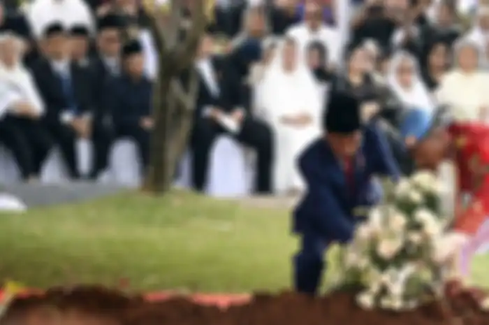Presiden Joko Widodo meletakkan karangan bunga di makam Ibu Ani Yudhoyono di Taman Makam Pahlawan Kalibata, Jakarta, Minggu (2/6/19). 