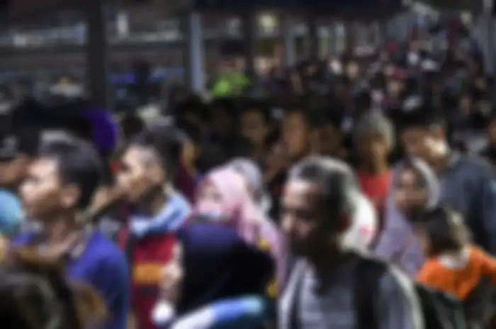 Pemudik tujuan Sumatera antre memasuki kapal Roro di Pelabuhan Merak, Banten, Sabtu (1/6/2019). Peningkataan jumlah penumpang di Pelabuhan Merak terus terjadi dan diperkirakan berlanjut hingga 2 Juni.