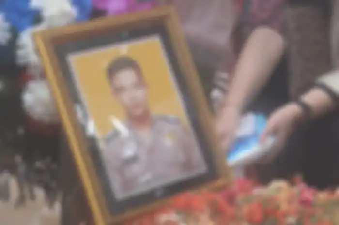 Peluru yang ditembakkan salah satu pelaku mengenai dada sebelah kanan Bripka Afrizal membuatnya tewas.